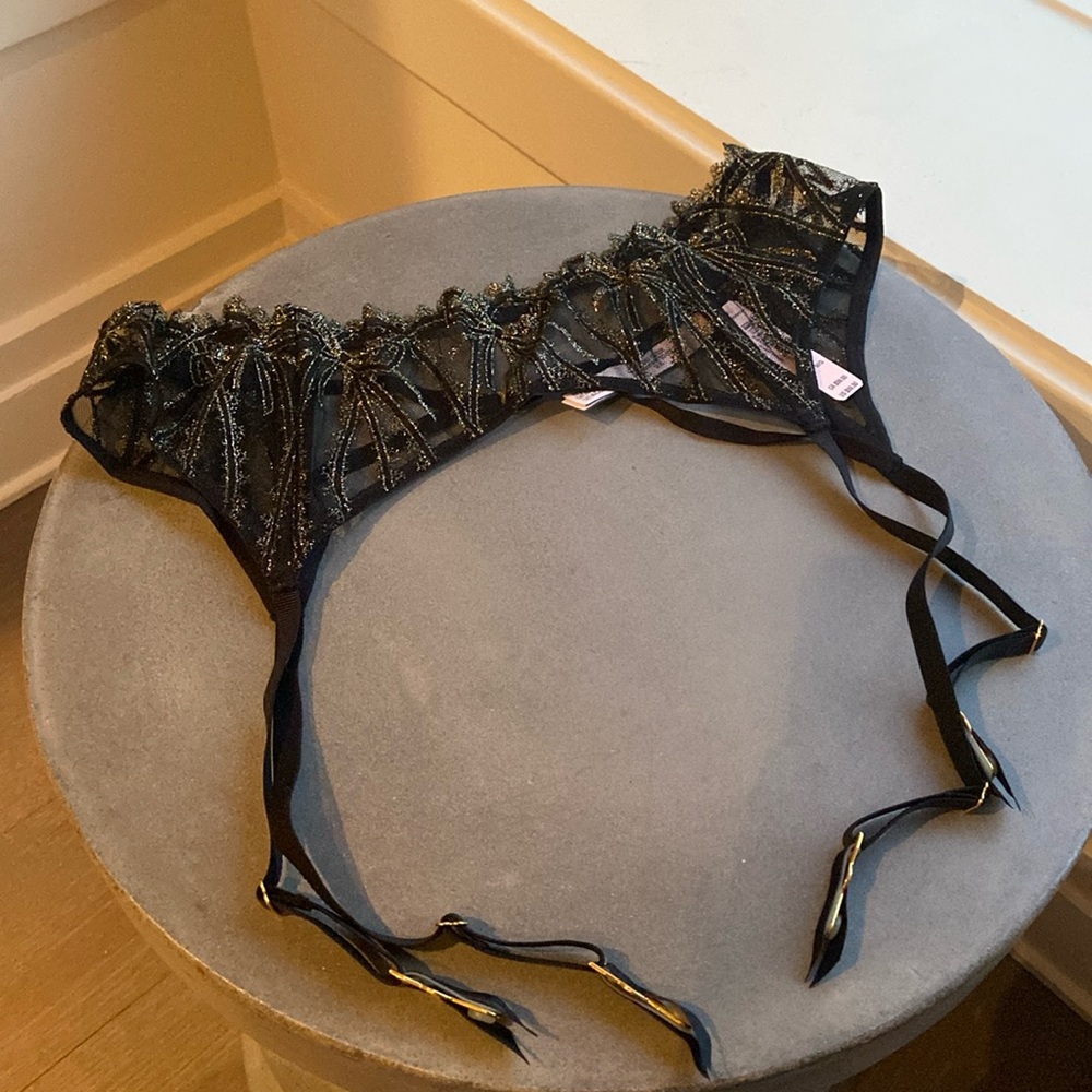 NWT Victorias Secret Garter belt